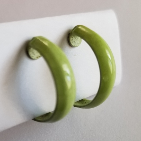 Vintage celery green enamel clip on hoop earrings - Picture 3 of 13